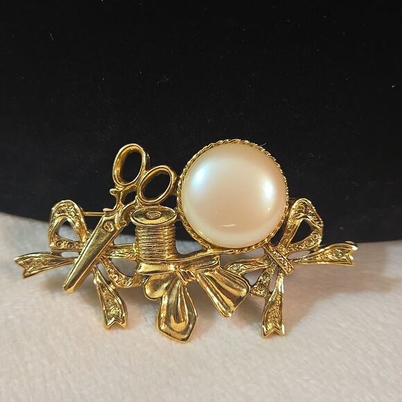 Sewing Gold Brooch - Picture 1 of 5